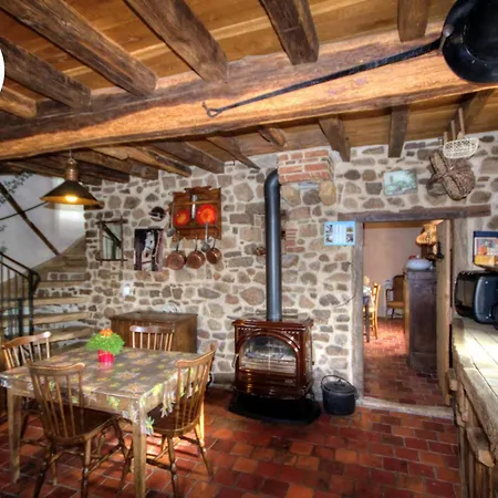 Avec Four A Pain, Jardin, Terrasse, Jeux Et Poele A Bois, Acceptant Animaux - Fr-1-496-137 Holiday home Chirassimont