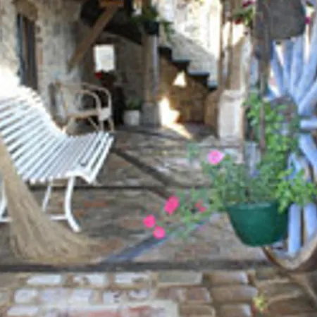Avec Four A Pain, Jardin, Terrasse, Jeux Et Poele A Bois, Acceptant Animaux - Fr-1-496-137 * Chirassimont